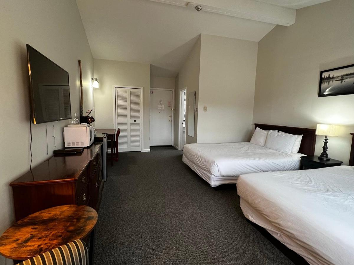 Hotel At The Falls